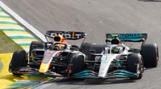 Nevrátil požičané. Verstappen odmietol príkaz tímu a nepomohol kolegovi z Red Bullu