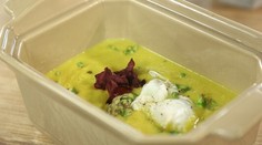 Polievka zo bielej a zelenej špargle so strateným vajíčkom