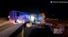 Na diaľnici D1 havaroval ráno kamión, vodič nafúkal. Cesta do Bratislavy je už prejazdná