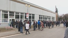 Útok pred vakcinačným centrom. Dlhé čakanie v rade na očkovanie vyústilo až do strkania