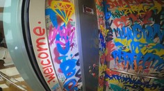 Z obyčajného sprejera z Bratislavy sa stal umelec svetového formátu. Jeho vášňou sú grafiti