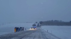 Tri nehody autobusov a spadnuté vianočné stromčeky. Česko zasiahlo silné sneženie a vietor