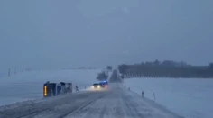 Tri nehody autobusov a spadnuté vianočné stromčeky. Česko zasiahlo silné sneženie a vietor