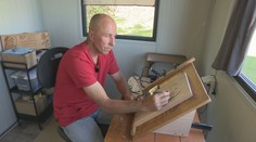 Smrť mu dýchala na krk. Jozef sa vzoprel osudu a dnes obrazmi z dreva robí ľuďom radosť