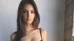 Veľké poprsie a zadok ako dva strúčiky cesnaku. Modelka sa predviedla v bikinách