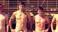 Muži z celého sveta zverejňujú fotky prirodzenia v ponožke. Pre dobrú vec!