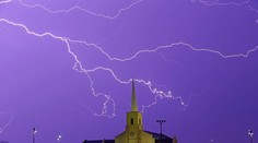 Blesk usmrtil v kostole najmenej 16 ľudí, 140 ďalších utrpelo zranenia