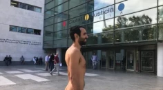 Bizarný príbeh zo Španielska: Nudista dostal vysokú pokutu za nahotu na policajnej stanici