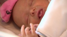 Majku porodila narkomanka a zmizla. Bez jej súhlasu však bábätko nemôžu adoptovať