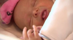 Majku porodila narkomanka a zmizla. Bez jej súhlasu však bábätko nemôžu adoptovať