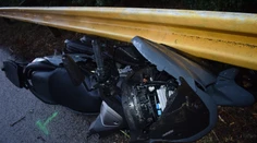 Vážna nehoda motorky a auta pri Šahách. Bývalý moderátor je vo vážnom stave, údajne mu amputovali nohu