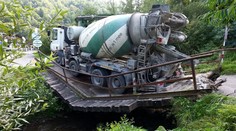 Domiešavač plný betónu vošiel na most, ten sa zlomil a prepadol. Škody chce samospráva vymáhať