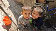 Žijú v chudobe a nemôžu si dovoliť ani cestu do školy. Malá dedinská škola sa rozhodla nenechať deti napospas osudu