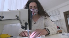 Šiť sa naučila sama vďaka videám, rovno začala so šatami. Jej doménou sú však kabelky