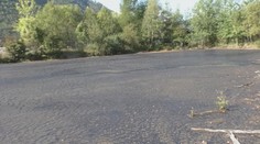 Nad Tisovcom majú dechtové jazero. Z opustenej skládky je tisíc ton environmentálnej záťaže