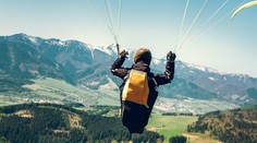 Bývalý vojak za pripravu manželkinej vraždy dostal exemplárny trest. Osudným mal byť padák