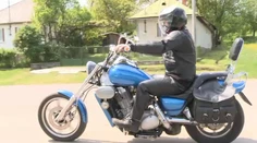 Gréckokatolícky kňaz brázdi ulice na motorke