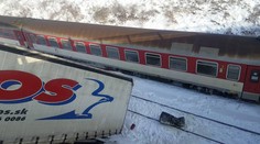 Pod Soroškou vietor sfúkol kamión, prerazil zábradlie a visel nad traťou