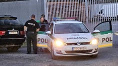 FOTO: Sabinovčana, ktorý autom vrazil do davu ľudí, priviezli v putách na prehliadku auta