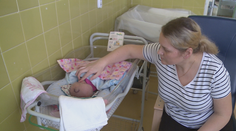 Mesačná Katka má za sebou náročnú operáciu. Rodičia bojujú, aby ju nepreviezli do inej nemocnice