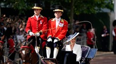 Členovia kráľovskej rodiny si nenechali ujsť vojenskú prehliadku. Kate všetkým vyrazila dych