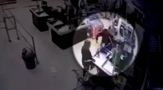 VIDEO: Agresívny muž v Komárne pre rúško udrel do tváre predavačku aj zákazníčku. Potom dostal príučku