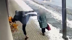 Brutálne napadnutie v Česku. Mladík kopol seniorku do hlavy a pokúsil sa ju okradnúť