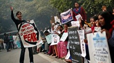 Tri hodiny pekla: Ženu znásilňovalo päť mužov, manžel sa na to musel pozerať