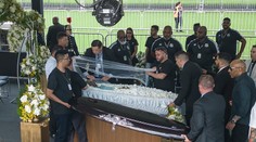 Ľudia spali pred štadiónom, aby ho ešte raz mohli vidieť. Vystavili rakvu so zosnulým Pelém