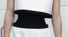 Pre tieto šaty sa z dievčat stávajú anorektičky