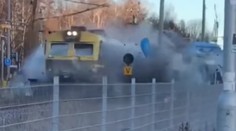 VIDEO: Hrozivo vyzerajúca nehoda. Vlak rozmetal autobus zakliesnený na priecestí