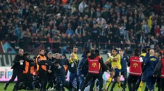 VIDEO: Najprv oslavy, potom hromadná bitka. Fanúšikovia napadli hráčov v elitnej európskej lige