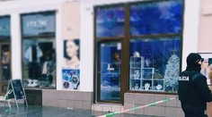 Lúpež za bieleho dňa. Zlodej zo zlatníctva zobral zlato v hodnote desiatok tisíc eur