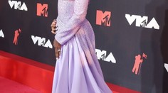 VMAs 2021: Spevák strhol všetku pozornosť: Dlhé šaty a „tehotenské“ brucho