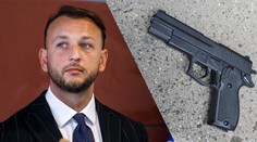 Mladík mal mieriť na jarmoku atrapou zbrane na Šutaja Eštoka. Policajti ho po vypočutí prepustili