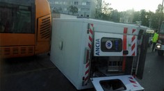 V Bratislave sa zrazil autobus so sanitkou, dvaja ľahko zranení