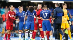 Liverpool v šlágri zdolal Chelsea, Arsenal v desiatich otočil zápas proti Aston Ville