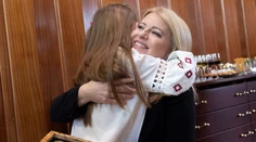 Ukrajinské dievčatko objalo prezidentku. "Ďakujeme za podporu a pozdravte vaše dcéry."