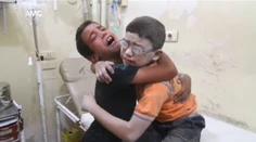 Srdcervúce video zo Sýrie: Dvaja bračekovia plačú v objatí, bomba zabila ich tretieho brata