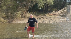 Po povodniach ostali odrezaní od sveta. Ak chcú prejsť na druhú stranu rieky, musia sa cez ňu brodiť