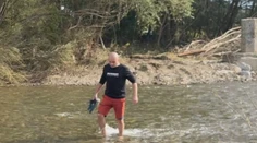 Po povodniach ostali odrezaní od sveta. Ak chcú prejsť na druhú stranu rieky, musia sa cez ňu brodiť