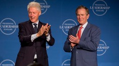 Exprezident Bush a Clinton sa ukryli pred tornádom do úkrytu