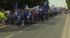 Zamestnanci trnavskej automobilky štrajkovali v uliciach. Chcú vyššie platy