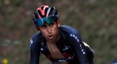 "Totálne rozbitý" Bernal odstúpil z Tour. Problémy s chrbtom sa ozvali už v nedeľu