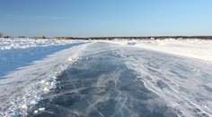 Pod mikrobusom sa prelomil ľad, v ľadovom mori našli smrť traja ľudia
