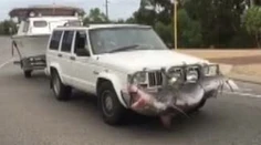 Rybár pobúril internet. Obrovský úlovok si pripevnil na auto