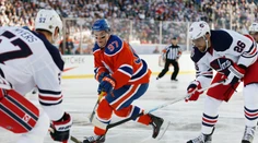 Edmonton vyhral pod holým nebom vo Winnipegu, Sekera s pluskami