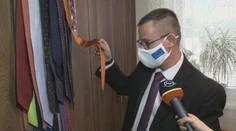 Peter zbiera kravaty politikov. Darovali mu ich prezidenti či králi z celého sveta
