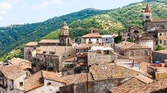 Ikonické talianske mestečko pod Etnou predáva domy za euro. Musíte splniť jedinú podmienku