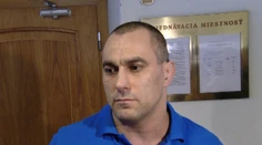 Expolicajtovi Tiefenbachovi sa nepáčil prístup sudkyne. Chce vymeniť aj súd